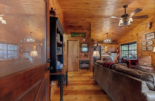 Ellijay Cabin | Mountain Views, Hot Tub + More! - Deer Crossing