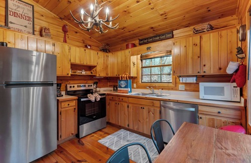 Ellijay Cabin | Mountain Views, Hot Tub + More! - Deer Crossing