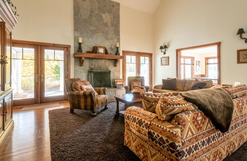 West Dover House | Mountain Views in Prime Location Near Mount Snow-Carinthia Lift & Lodge. Hot Tub