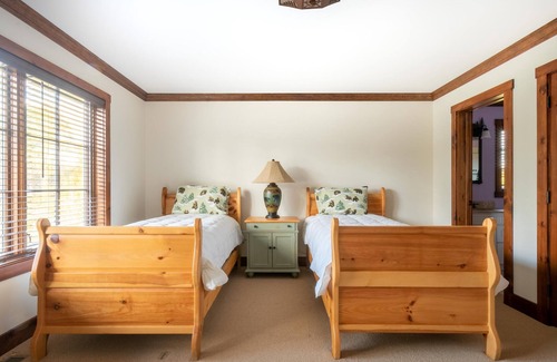 West Dover House | Mountain Views in Prime Location Near Mount Snow-Carinthia Lift & Lodge. Hot Tub