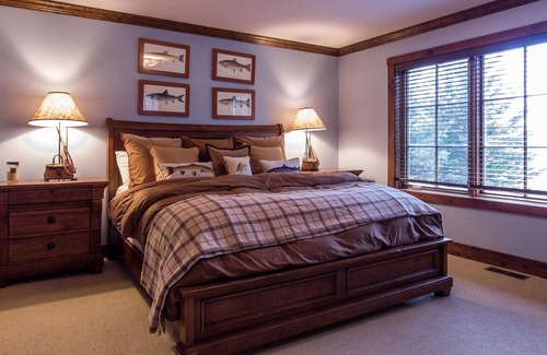 West Dover House | Mountain Views in Prime Location Near Mount Snow-Carinthia Lift & Lodge. Hot Tub