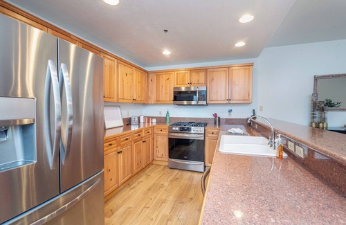 Mountain Village Condo | Mountain Village 1-Bedroom Retreat With Pool, Hot Tubs