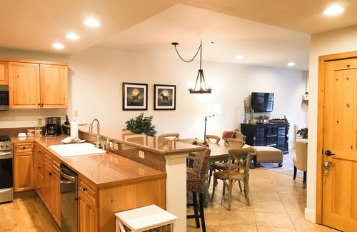 Mountain Village Condo | Mountain Village 1-Bedroom Retreat With Pool, Hot Tubs