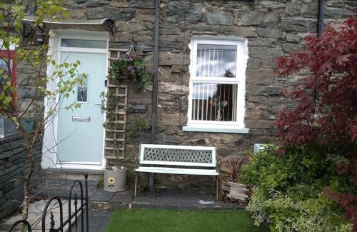 Rhiwbryfdir House | Mountain Walks Straight From The Doorstep