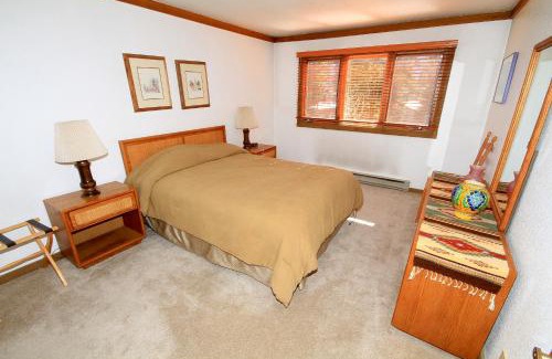 Mammoth Lakes House | Mountainback #72, Corner Unit