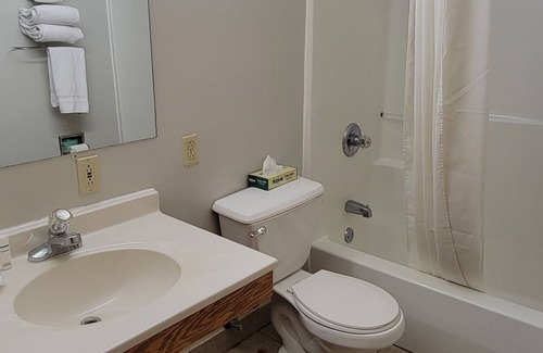 Philippi Hotel | Mountaineer Inn
