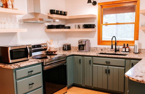 Murphy House | Mountains Rest: 2BR Cabin w/ Fire Pit + Mountain Views