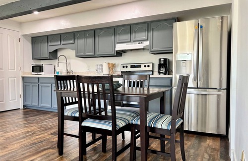 Sandy Apartment | Mountain’s Rest: A 3-bedroom Retreat Near World Class Skiing