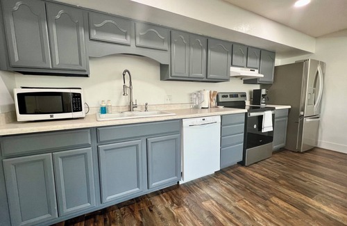 Sandy Apartment | Mountain’s Rest: A 3-bedroom Retreat Near World Class Skiing
