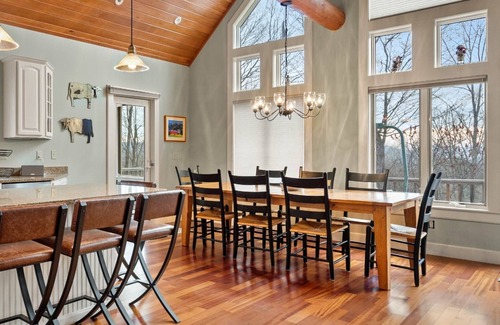 Ludlow House | Mountainside 4-BR Chalet 2-min to Okemo