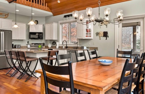 Ludlow House | Mountainside 4-BR Chalet 2-min to Okemo