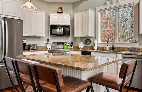 Ludlow House | Mountainside 4-BR Chalet 2-min to Okemo