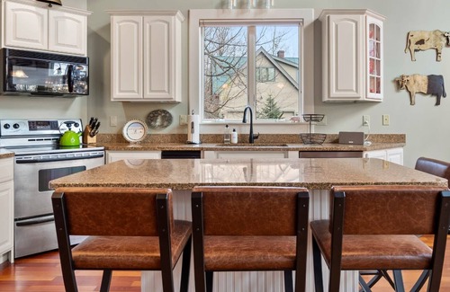 Ludlow House | Mountainside 4-BR Chalet 2-min to Okemo