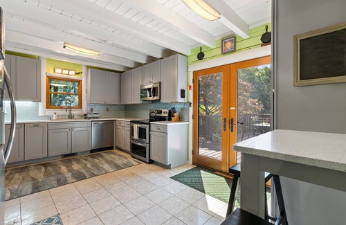 Kabletown Cabin | Mountaintop Cabin w/Poolside Sunsets!