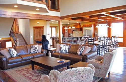 Nellysford House | Mountaintop Lodge with Wintergreen Advantage