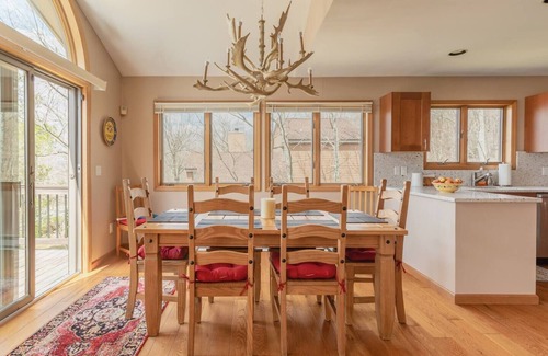 Hunter House | Mountaintop Lookout with Hot Tub under the Stars - Ultimate Family Getaway!