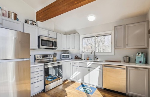 Stowe Area Condo | Mountainview Condo #2: 2 br, a/c, community summer pool, free ski shuttle!