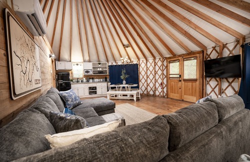 Bandera Cabin | Mourning Dove Yurt! Cold A/C! Hot Tub! Medina River Access ! Close to Town!