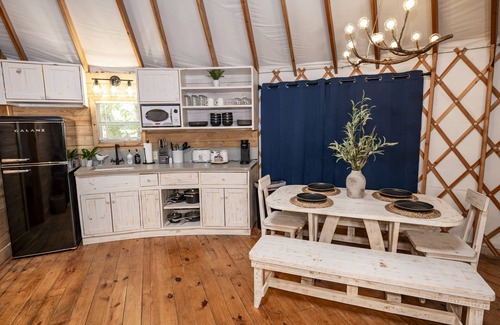 Bandera Cabin | Mourning Dove Yurt! Cold A/C! Hot Tub! Medina River Access ! Close to Town!