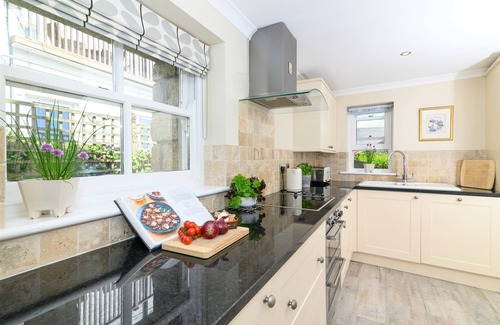 Mousehole Cottage | Mousehole Cottage, stylish with sea views, parking & close to village centre