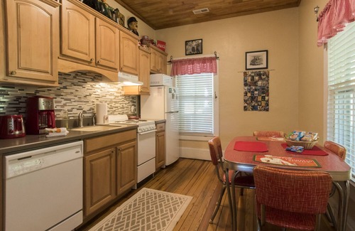 Bryson City Apartment | Movie Gallery Suite at the Calhoun House Inn & Suites