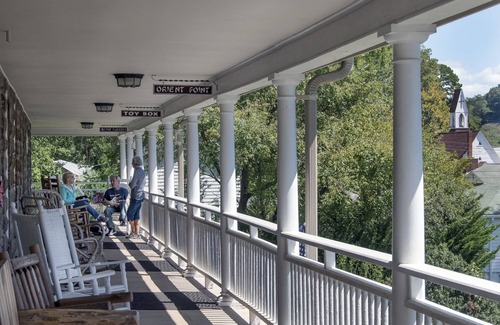 Bryson City Apartment | Movie Gallery Suite at the Calhoun House Inn & Suites