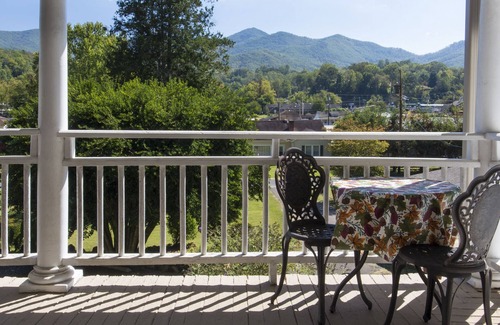 Bryson City Apartment | Movie Gallery Suite at the Calhoun House Inn & Suites