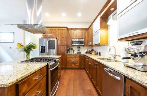 Sloan Lake House | ★ Movie Theater ★ Fire Pit ★ Outdoor Space! ★