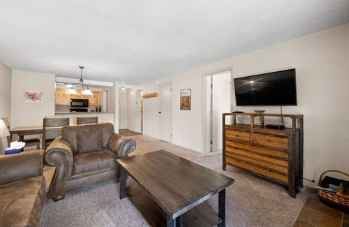 Crested Butte Condo | Mt Crested Butte Condo 2BR on Bus Route with Pool and Patio Views
