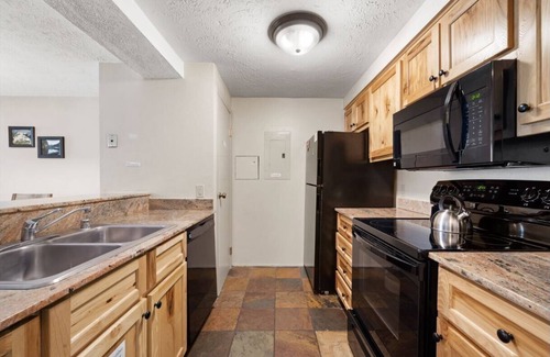 Crested Butte Condo | Mt Crested Butte Condo 2BR on Bus Route with Pool and Patio Views