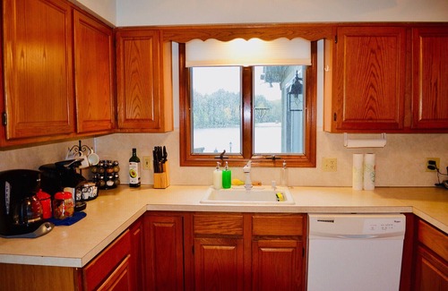 Blakeslee Cottage | ⛷️⛱️⛰️Mt. Maplewood Lake Front❤️Romantic★1BR★HotTub★Fireplace★Games★Dogs+
