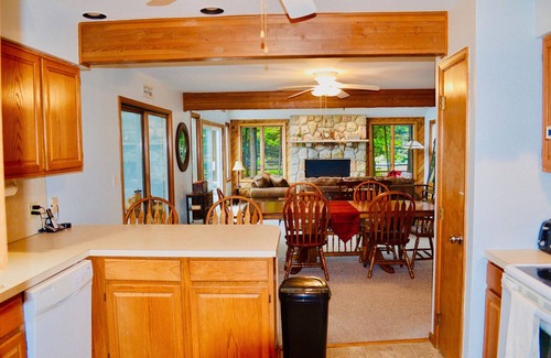 Blakeslee Cottage | ⛷️⛱️⛰️Mt. Maplewood Lake Front❤️Romantic★1BR★HotTub★Fireplace★Games★Dogs+