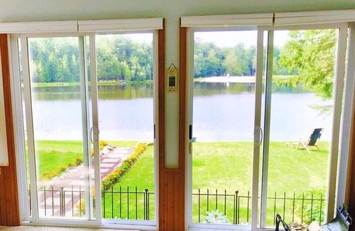 Blakeslee Cottage | ⛷️⛱️⛰️Mt. Maplewood Lake Front❤️Romantic★1BR★HotTub★Fireplace★Games★Dogs+