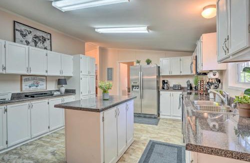 Mount Pleasant House | Mt Pleasant Retreat with Grill 10 Mi to Beach