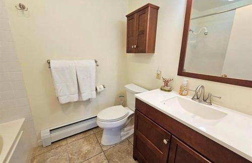 West Dover Apartment | Mt Snow Condo with Pool Mountain Views Half Mile to Mtn