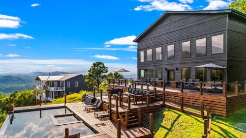 Cosby House | Mt Sunshine - Infinity Pool Sleeps 22 12 Beds