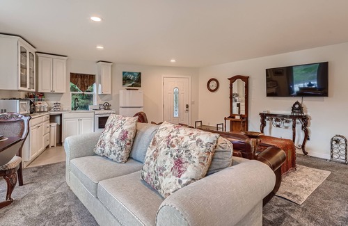 North Bend House | Mt View 3 Level Romantic Getaway Suite- North Bend