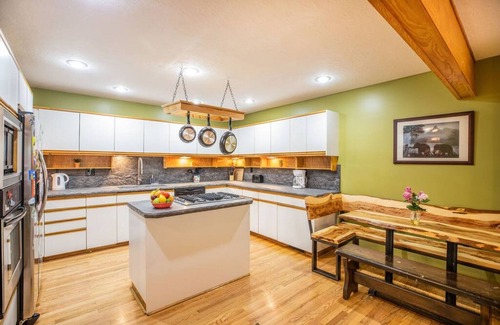 Sandy Villa | Mtn. Home-Sauna, Pool Table, Mins to Ski/Hike/Bike