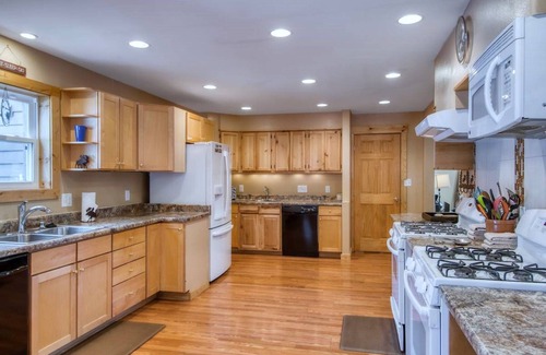 Frisco Ski Chalet | Mtn Meadow Lodge, Hot Tub - Hike, Ski, Play!