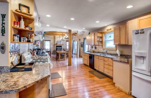 Frisco Ski Chalet | Mtn Meadow Lodge, Hot Tub - Hike, Ski, Play!
