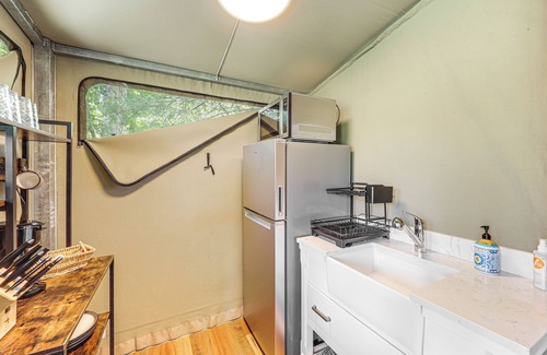 Vilas Cottage | Mtn-view Deck: Scenic Glamping Getaway Near Boone!