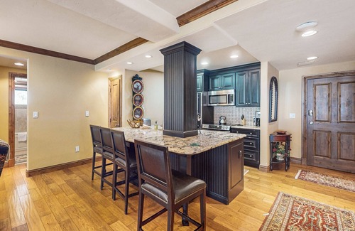 Vail Condo | Mtn-view luxe condo next to golf/Nordic ski with pool, hot tub, game room, & BBQ