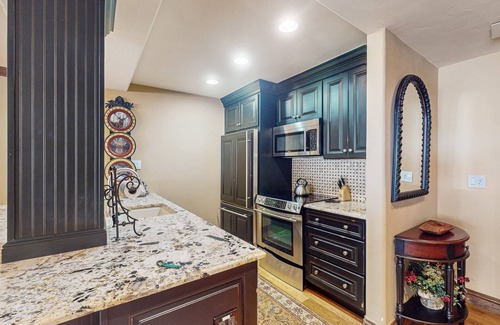 Vail Condo | Mtn-view luxe condo next to golf/Nordic ski with pool, hot tub, game room, & BBQ