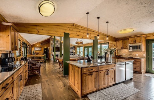 Estes Park House | Mtn Views of Longs and RMNP Peaks, Gas FirePit, HTub, Billiards, Indoor BBCourt