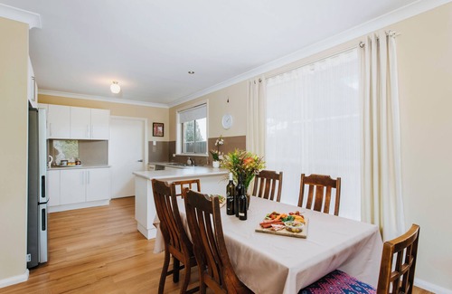 Central Mudgee Villa | Mudgee Explorer Villa.nOwned by Mudgee Wine Explorer Tours