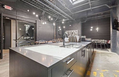 Midtown - Westport Apartment | Muffin Suite · ★Urban Hideout★King BD★6min↣KU Med Center★