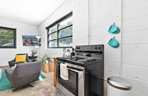 Midtown - Westport Apartment | Muffin Suite · ★Urban Hideout★King BD★6min↣KU Med Center★
