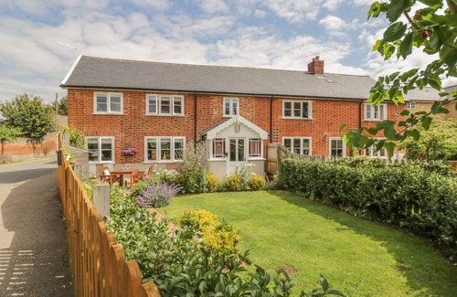 Hadleigh Cottage | MULBERRY COTTAGE, family friendly, with a garden in Hadleigh