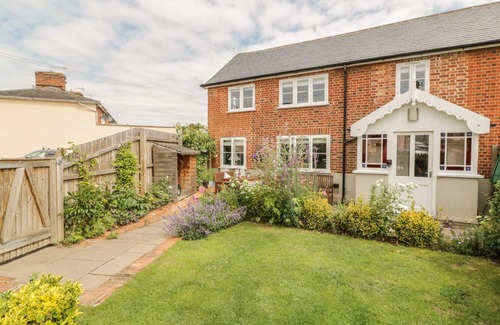 Hadleigh Cottage | MULBERRY COTTAGE, family friendly, with a garden in Hadleigh