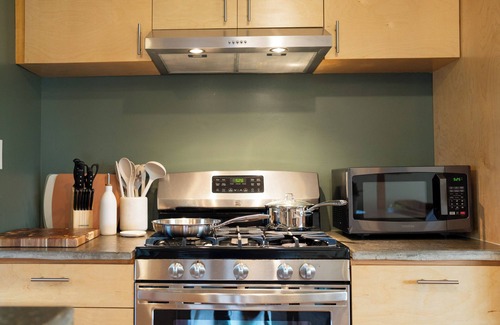 Downtown House | Mulberry on Bragg - Curated stay minutes from downtown